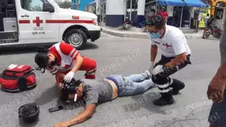 Paramédicos de la Cruz Roja atendieron al motociclista lesionado tras un accidente vehicular en el Centro de Cozumel