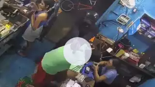 El sicario, vestido de negro, no dijo nada antes de balear a la persona y salir huyendo en la Región 107 de Cancún