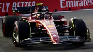 El mexicano tuvo algunos problemas para controlar el coche desde el comienzo, lo cual le costó perder algunos segundos en la primera vuelta