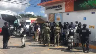 Los 10 inmigrantes indocumentados fueron bajados de dos autobuses sobre la avenida José López Portillo en Cancún