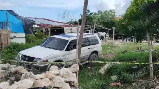 La camioneta abandonada en Cancún fue examinada por peritos de la FGE Quintana Roo, antes de ser removida de la Región 244