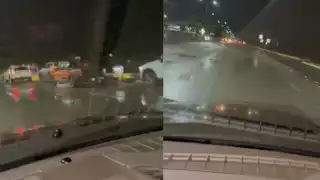 Con tono molesto, el hombre extranjero se quejó de los baches que existen en el Boulevard Colosio en Cancún