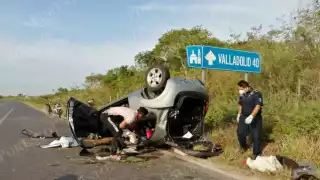 Los tripulantes del vehículo resultaron con golpes tras la volcadura ocurrida en la carretera Tizimín-Valladolid, en Yucatán