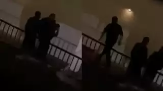 El hombre se acercó al mesero para amedrentarlo, para luego entrar al restaurante de Cancún azotando la puerta