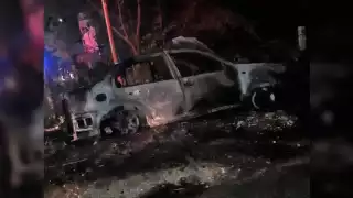 El automóvil, un Volkswagen Jetta, fue consumido por el fuego, y el sitio del incendio en Chetumal fue acordonado para evitar accidentes