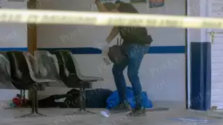 El cuerpo del hombre que murió en un consultorio del Dr. Simi en Cancún fue llevado al Semefo de la ciudad en una carrosa fúnebre