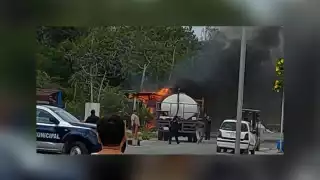Vecinos alertaron a los bomberos sobre el incendio de la bodega de materiales en Cozumel, que fue consumida por las llamas