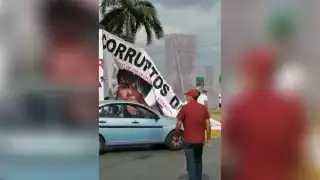 La lona fue arrancada de donde había sido colocada