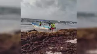 Los rescatistas encontraron el cadáver de un hombre en una zona rocosa de la costa de Tulum, que fue sacado y llevado al Semefo de la ciudad
