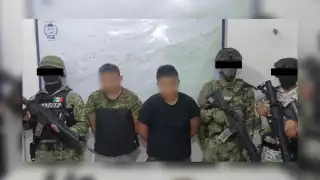 Los dos hombres detenidos con armas y droga en Tulum fueron trasladados a la FGE Quintana Roo en Playa del Carmen