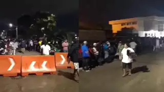 La fila de personas rodeó el Domo de la Región 94, donde se realizará la vacunación anticovid de rezagados en Cancún