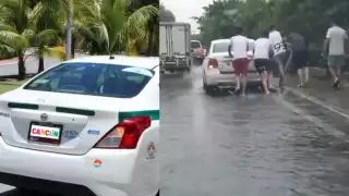 Los turistas fueron captados empujando el taxi que los transportaba, que quedó varado en la Zona Hotelera de Cancún