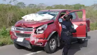 El automóvil del conductor extranjero resultó con daños en la parte frontal tras el choque en la carretera Mérida-Tizimín
