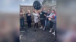 El video muestra la reacción del papá cuando se revientas el globo