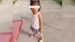 Aparecen papás de la niña hallada sola en calles de Playa del Carmen; DIF no se las entrega