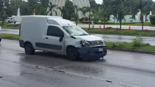La unidad que atropelló a un hombre frente al Hotel Grand Sirenis en la carretera Playa del Carmen-Tulum, resultó con daños tras el accidente