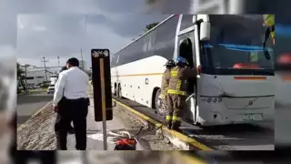 Elementos de Tránsito rompieron la puerta del autobús para sacar a los pasajeros de su interior en Cancún