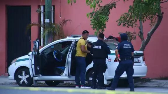 La unidad de taxi fue hallada estacionada en la Región 218 de Cancún, lugar hasta donde llegaron policías y Servicios Periciales de la FGE Quintana Roo