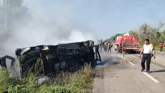 La Van del Sindicato Unico de Choferes de Automóviles de Alquiler de Chetumal quedó volcada en la carretera Chetumal-Carrillo Puerto La Van del Sindicato Unico de Choferes de Automóviles de Alquiler de Chetumal quedó volcada en la carretera Chetumal-Carrillo Puerto