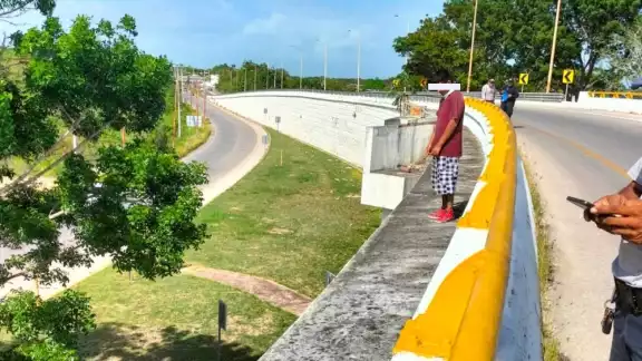 El hombre amenazó con lanzarse desde el puente a la salida de Chetumal, mientras otras personas le gritaban para convencerlo de no tirarse El hombre amenazó con lanzarse desde el puente a la salida de Chetumal, mientras otras personas le gritaban para convencerlo de no tirarse