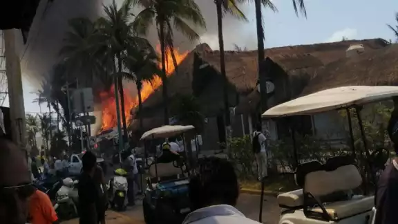 El incendio ya alcanzó varias palapas en el malecón