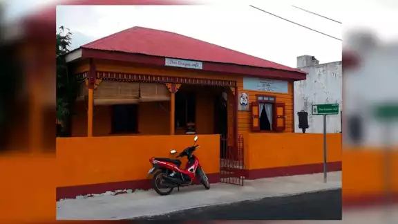 La 'Casa Voladora' actualmente es un negocio de alimentos, pero conserva su placa conmemorativa colocada tras el paso del Huracán Janet en Chetumal La 'Casa Voladora' actualmente es un negocio de alimentos, pero conserva su placa conmemorativa colocada tras el paso del Huracán Janet en Chetumal