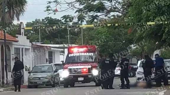 El hombre fue hallado tirado con diversas heridas de bala en Residencial Santa Fe de Cancún, sitio que fue acordonado por elementos de la Policía El hombre fue hallado tirado con diversas heridas de bala en Residencial Santa Fe de Cancún, sitio que fue acordonado por elementos de la Policía