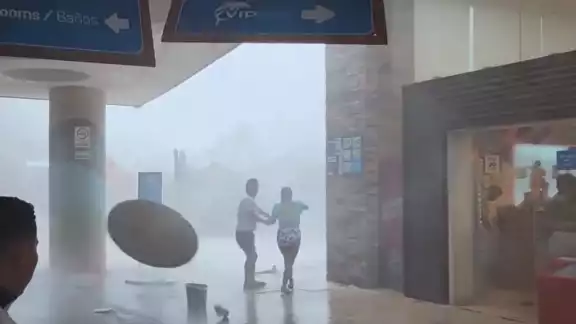 El video mostró la fuerza del viento y de la lluvia que cayó sobre Isla Mujeres este 30 de mayo, que se ve afectado por una zona de inestabilidad en el Mar Caribe