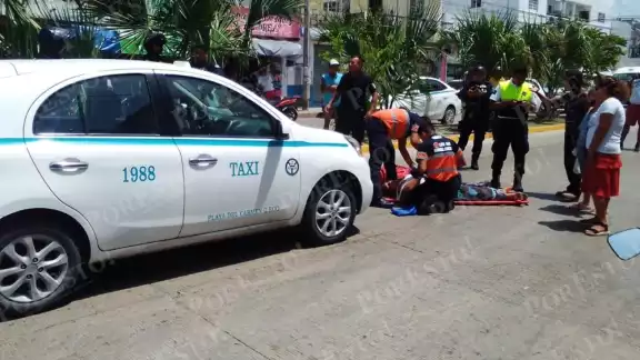 La mujer fue llevada al Hospital General de Playa del Carmen luego de ser arrollada por intentar cruzar la avenida 30 sin precaución La mujer fue llevada al Hospital General de Playa del Carmen luego de ser arrollada por intentar cruzar la avenida 30 sin precaución