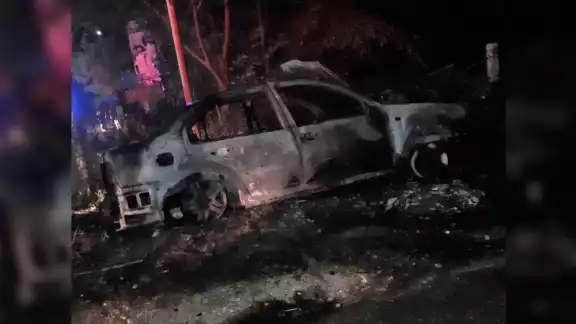 El automóvil, un Volkswagen Jetta, fue consumido por el fuego, y el sitio del incendio en Chetumal fue acordonado para evitar accidentes El automóvil, un Volkswagen Jetta, fue consumido por el fuego, y el sitio del incendio en Chetumal fue acordonado para evitar accidentes