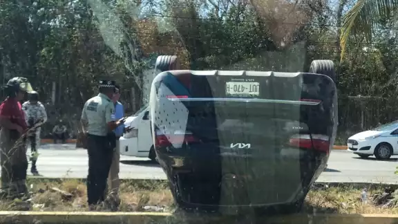 El vehículo terminó volcado sobre el camellón de la carretera federal Cancún-Playa del Carmen, donde aún se mantiene sin ser retirado El vehículo terminó volcado sobre el camellón de la carretera federal Cancún-Playa del Carmen, donde aún se mantiene sin ser retirado