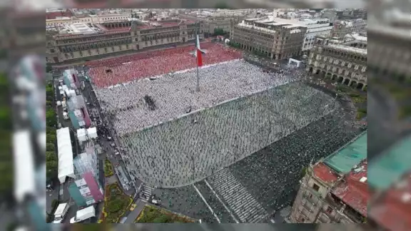 Los más de 40 mil mexicanos, representaron a la Bandera de México con sus playeras en el Zócalo de la Ciudad de México