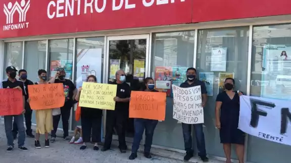 Los manifestantes explicaron que el método usado por el Infonavit les quita un porcentaje alto de puntos Los manifestantes explicaron que el método usado por el Infonavit les quita un porcentaje alto de puntos