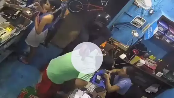 El sicario, vestido de negro, no dijo nada antes de balear a la persona y salir huyendo en la Región 107 de Cancún El sicario, vestido de negro, no dijo nada antes de balear a la persona y salir huyendo en la Región 107 de Cancún