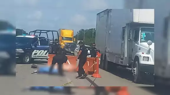 El cuerpo del motociclista permaneció en la carretera Playa del Carmen-Tulum hasta la llegada de personal del Semefo El cuerpo del motociclista permaneció en la carretera Playa del Carmen-Tulum hasta la llegada de personal del Semefo