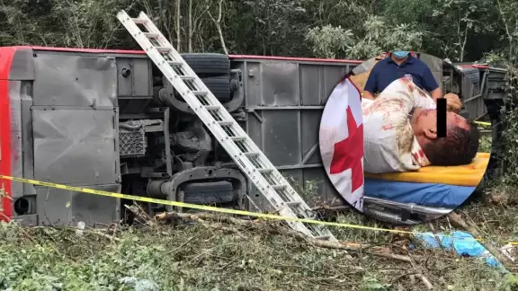 El chofer de la unidad fue sacado del autobús y, debido a las lesiones que sufrió, fue atendido en Cancún El chofer de la unidad fue sacado del autobús y, debido a las lesiones que sufrió, fue atendido en Cancún