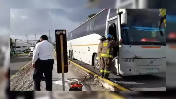 Elementos de Tránsito rompieron la puerta del autobús para sacar a los pasajeros de su interior en Cancún Elementos de Tránsito rompieron la puerta del autobús para sacar a los pasajeros de su interior en Cancún