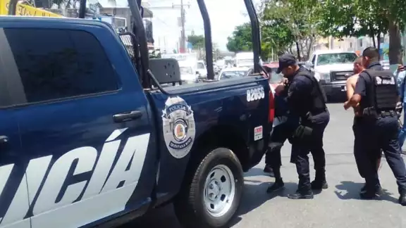 Los dos hombres detenidos fueron llevados a las instalaciones de la Policía de Playa del Carmen tras una riña en plena avenida Colosio Los dos hombres detenidos fueron llevados a las instalaciones de la Policía de Playa del Carmen tras una riña en plena avenida Colosio