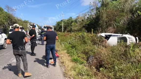 El automóvil terminó volcado a un lado de la carretera federal 180, y con daños considerables, mientras sus ocupantes fueron revisados por socorristas El automóvil terminó volcado a un lado de la carretera federal 180, y con daños considerables, mientras sus ocupantes fueron revisados por socorristas