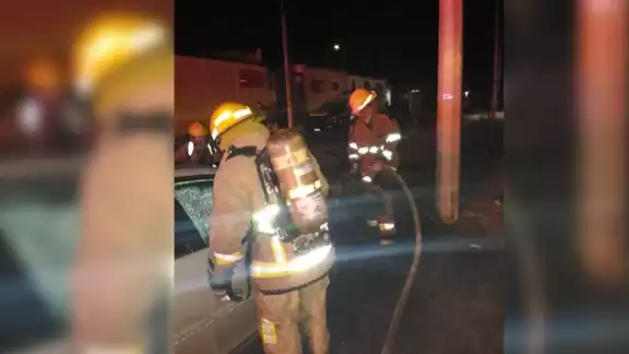 El dueño del vehículo incendiado en Chetumal no llegó al lugar para ver los daños, por lo que el coche fue remolcado al corralón de la ciudad El dueño del vehículo incendiado en Chetumal no llegó al lugar para ver los daños, por lo que el coche fue remolcado al corralón de la ciudad