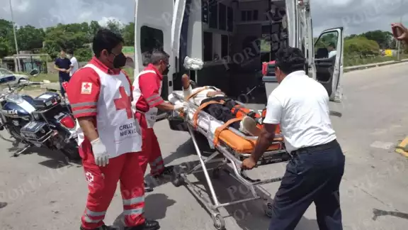 Paramédicos trasladaron al menor de edad hacia el Hospital General de Carrillo Puerto tras el accidente vehicular en la Zona Maya Paramédicos trasladaron al menor de edad hacia el Hospital General de Carrillo Puerto tras el accidente vehicular en la Zona Maya