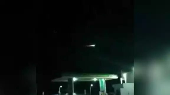 El haz de luz se pudo observar en este video que circuló en redes El haz de luz se pudo observar en este video que circuló en redes
