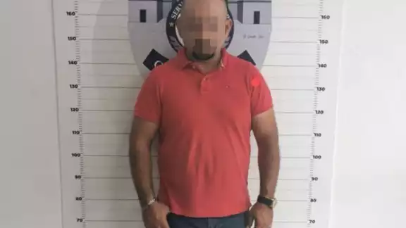 El hombre que petaba de manera ilegal un arma exclusiva del Ejército, fue llevado hacia la FGE Quintana Roo en Playa del Carmen para definir su situación legal