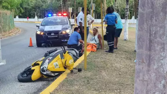 El turista fue llevado a un hospital de Cozumel para su atención médica inmediata tras el accidente de motocicleta El turista fue llevado a un hospital de Cozumel para su atención médica inmediata tras el accidente de motocicleta