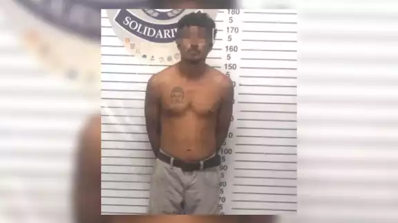 El hombre fue llevado a las instalaciones de la Fiscalía General del Estado de Quintana Roo en Play del Carmen, donde se definirá su situación legal