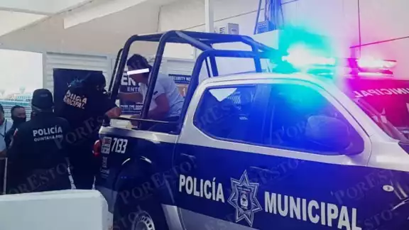 La mujer fue detenida en el Puerto de Cruceros de Punta Langosta en Cozumel luego de no querr pagar su consumo en el Bar ' No Mames' La mujer fue detenida en el Puerto de Cruceros de Punta Langosta en Cozumel luego de no querr pagar su consumo en el Bar ' No Mames'
