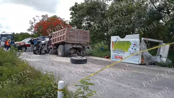 La unidad de Bimbo quedó sobre la parte frontal del volquete en la vía Cancún-Puerto Morelos, causando la muerte de su conductor La unidad de Bimbo quedó sobre la parte frontal del volquete en la vía Cancún-Puerto Morelos, causando la muerte de su conductor