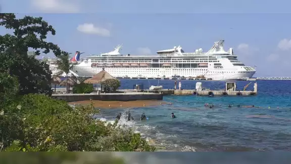 Dos cruceros atracaron en los puertos SSA México y Puerta Maya de Cozumel, pues los otros tres cancelaron su arribo y una más permaneció toda una noche en la isla Dos cruceros atracaron en los puertos SSA México y Puerta Maya de Cozumel, pues los otros tres cancelaron su arribo y una más permaneció toda una noche en la isla