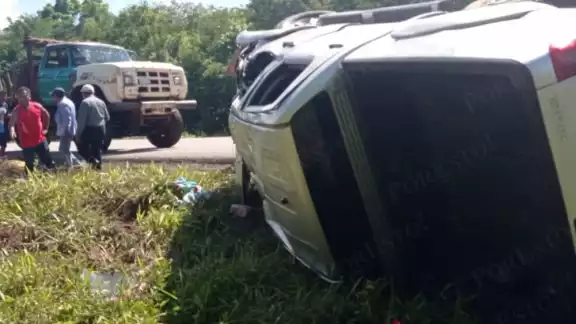 El conductor permaneció dentro de la camioneta luego de la volcadura, donde rescatistas se trasladasn rumbo al sitio en Carrillo Puerto El conductor permaneció dentro de la camioneta luego de la volcadura, donde rescatistas se trasladasn rumbo al sitio en Carrillo Puerto