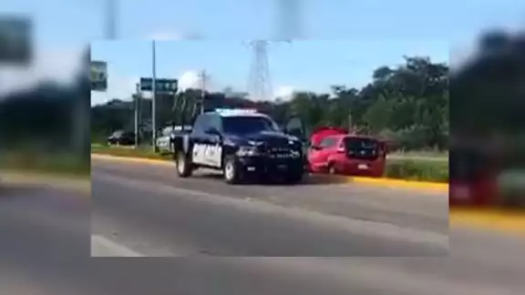 El automóvil quedó sobre el camellón de la carretera Cancún-Playa del Carmen, hasta donde llegó una unidad de la Policía Municipal El automóvil quedó sobre el camellón de la carretera Cancún-Playa del Carmen, hasta donde llegó una unidad de la Policía Municipal